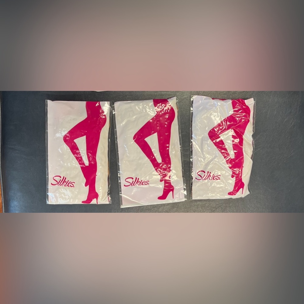 NWT SILKIES PANTYHOSE SHEER Toe To Waist Jet Black LOT OF 3 Size M Nylons